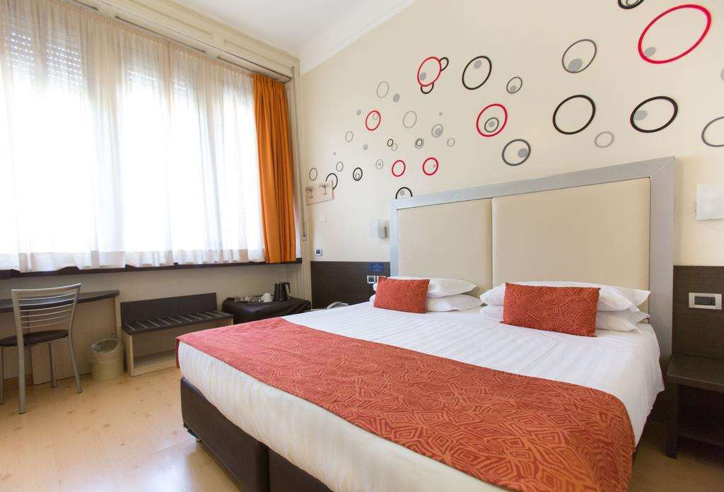 Eurohotel Пиаченца Стая снимка