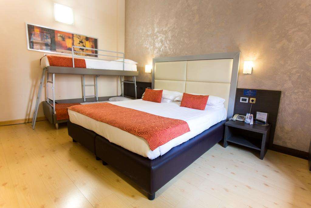 Eurohotel Пиаченца Стая снимка